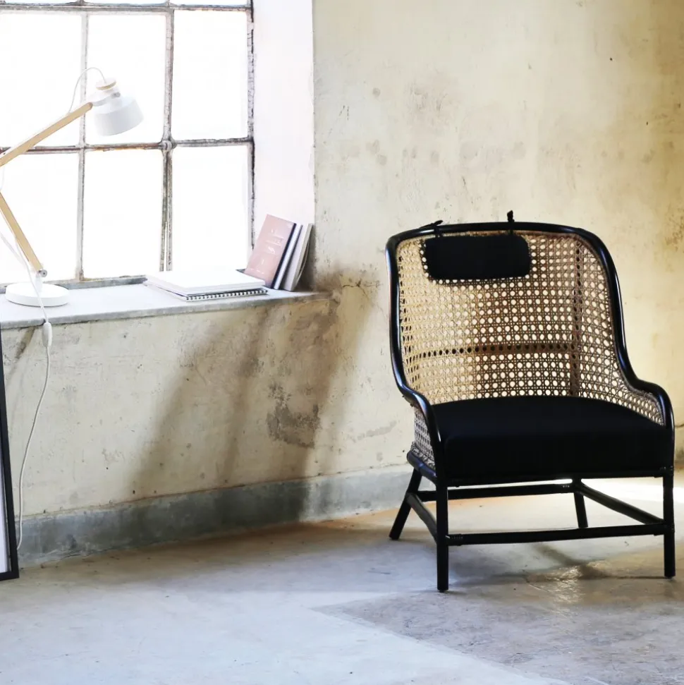 Anton svart fåtölj i rotting + Textilrengöring för möbler