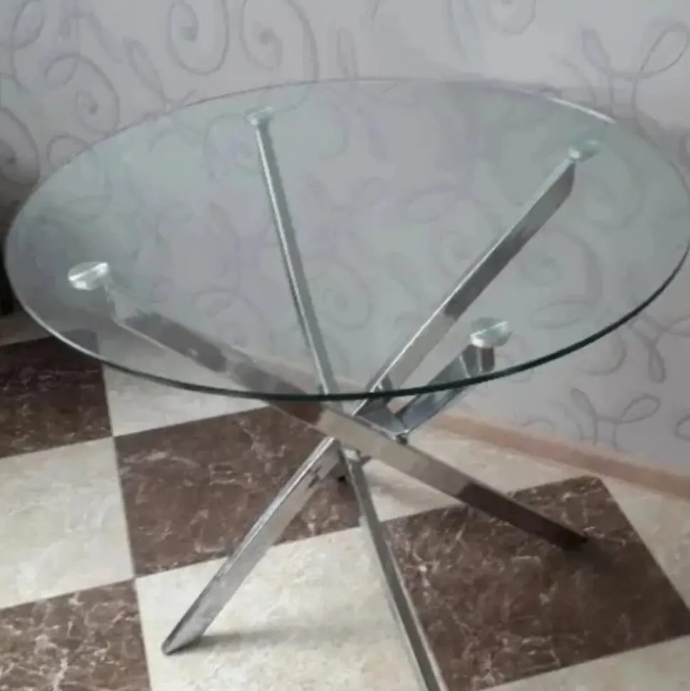 Bord i krom med glasskiva Ø90 cm + Möbeltassar