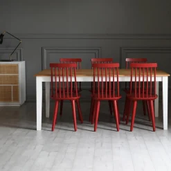 Dalsland matgrupp: Matbord i Ek / Vit med 6 st röda Pinnstolar