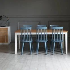 Dalsland matgrupp: Matbord i Ek / vit med 6 st duvblå Pinnstolar + 4.00 x Möbeltassar