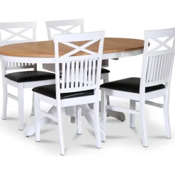 Fitchburg matgrupp; runt matbord 106 /141 cm - Vit / oljad ek med 4 st Fårö stolar med kryss i ryggen, sits i svart PU + 3.00 x Möbeltassar