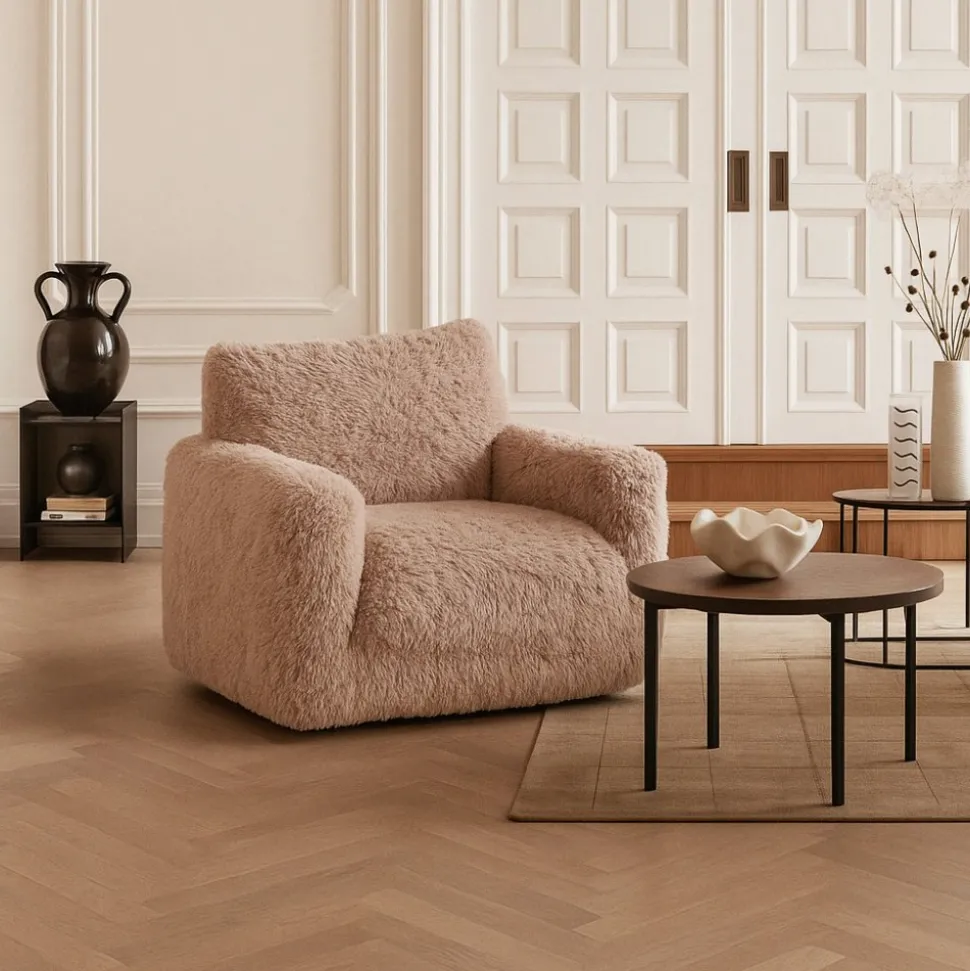 Fåtölj i fluffigt nougatfärgat tyg