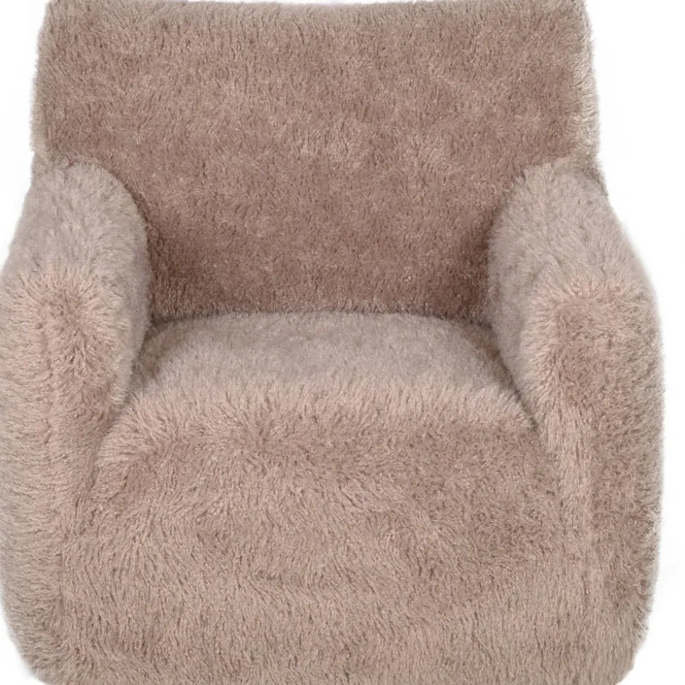 Fåtölj i fluffigt nougatfärgat tyg