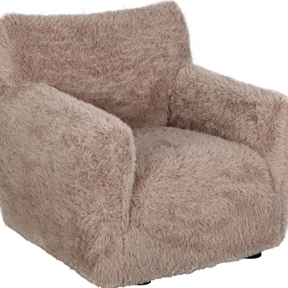 Fåtölj i fluffigt nougatfärgat tyg