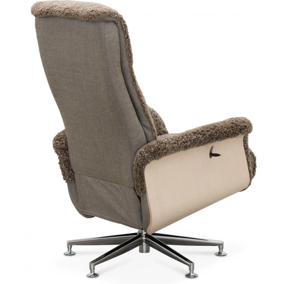 Fåtölj i fårskinn med fotpall - Ek/mörkbeige fårskinn - Ulla + Textilrengöring för möbler