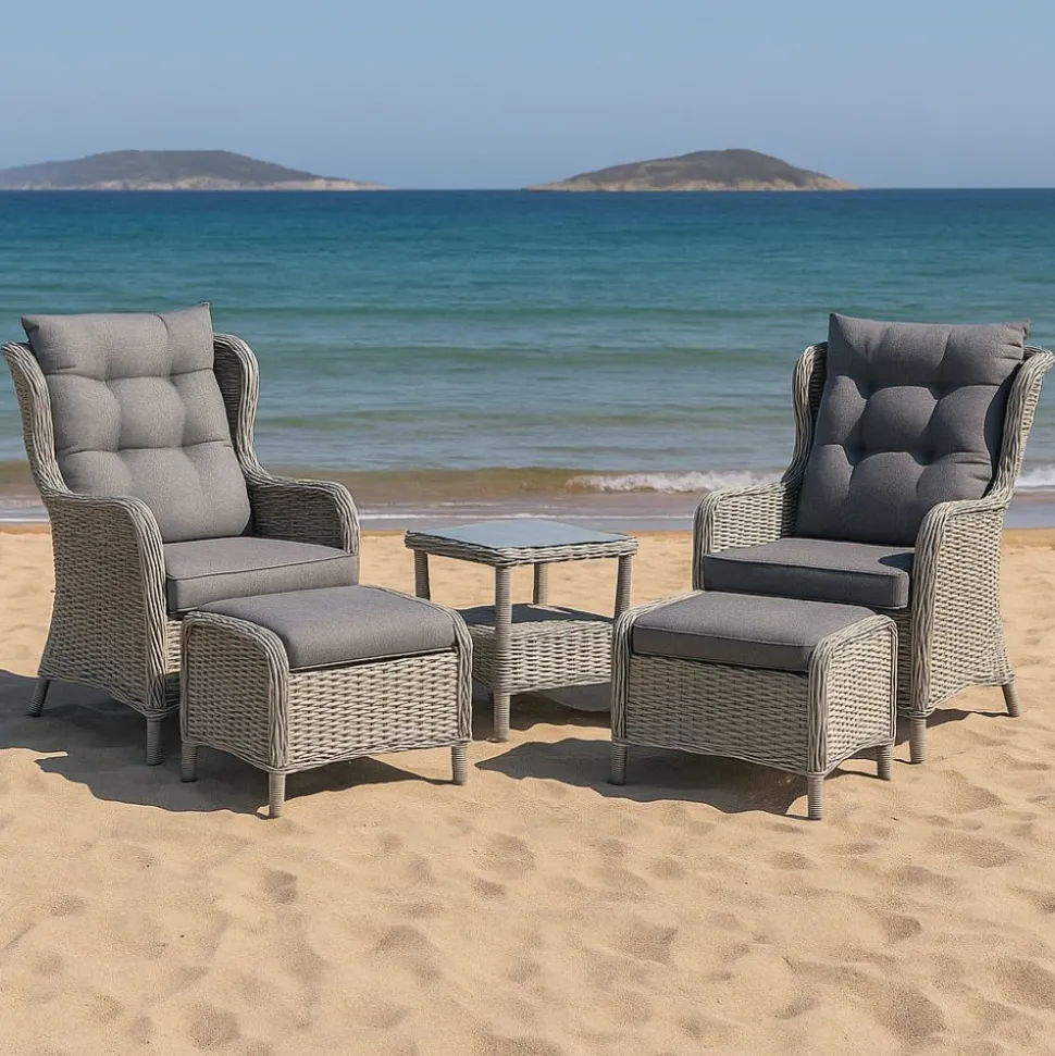 Fåtöljset med fotpallar och sidobord