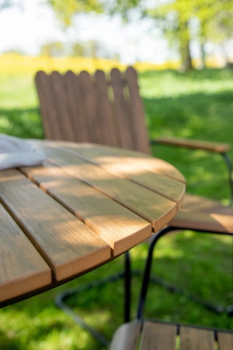 Holmsund matgrupp - Svart/natur + Rengöringsmedel för utemöbler