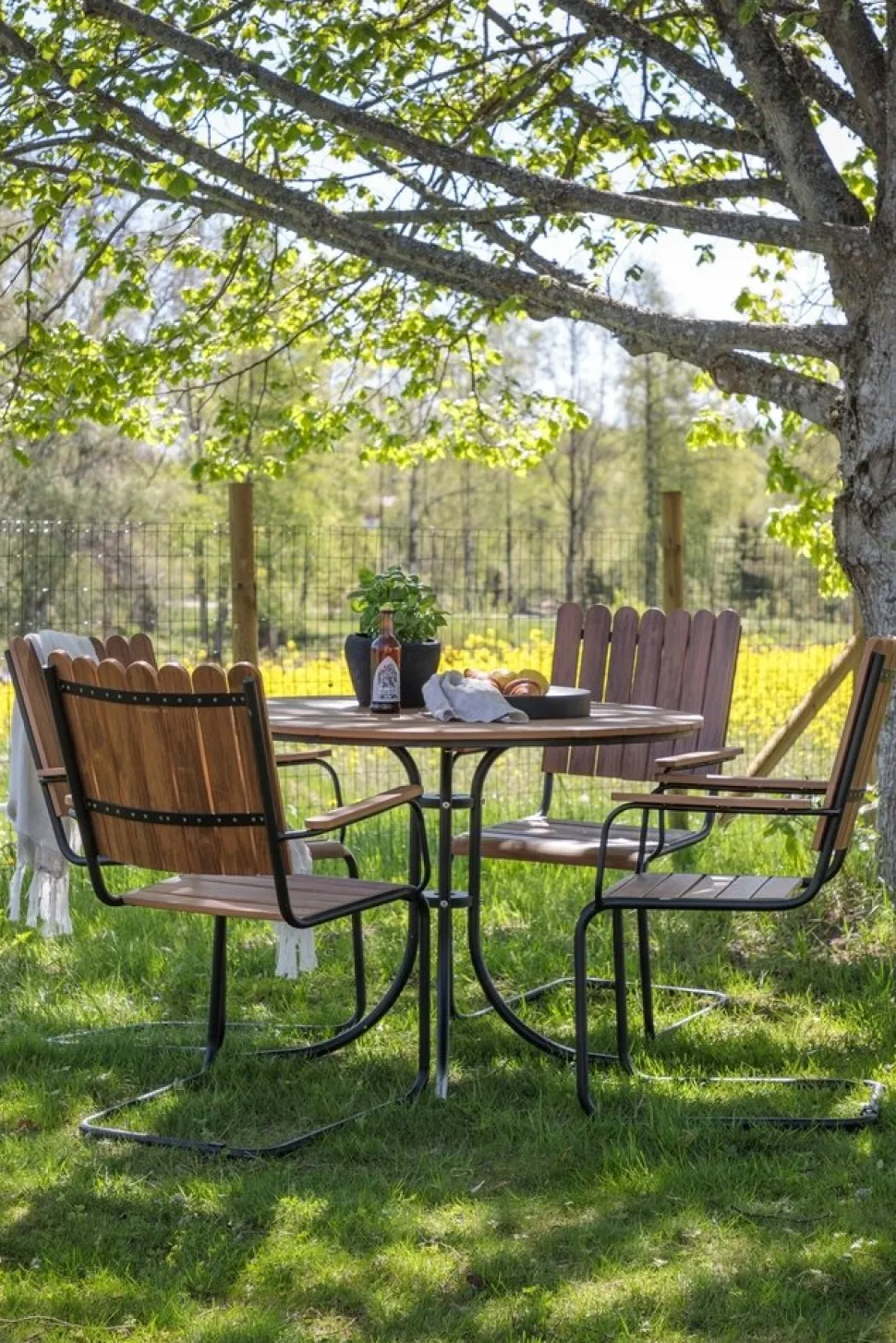 Holmsund matgrupp - Svart/natur + Rengöringsmedel för utemöbler