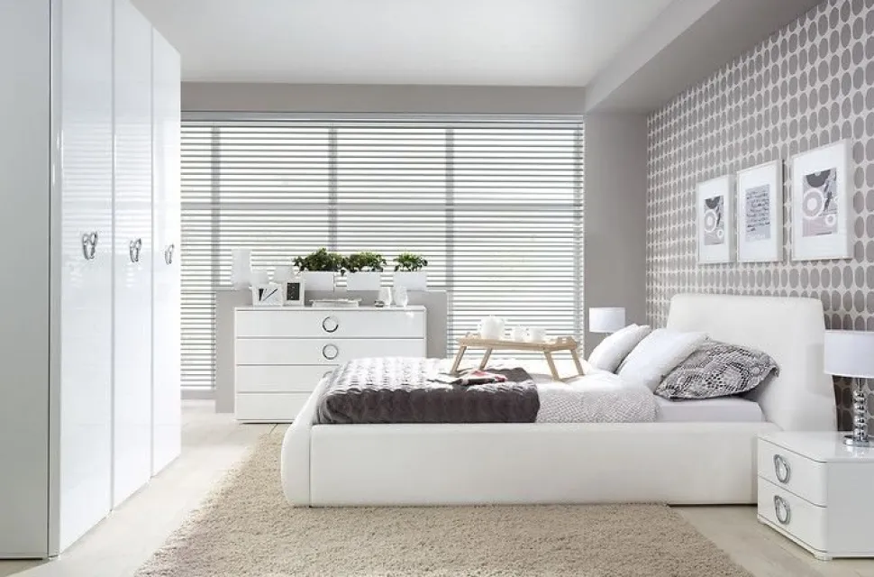 Kai sängbord - Vit högglans