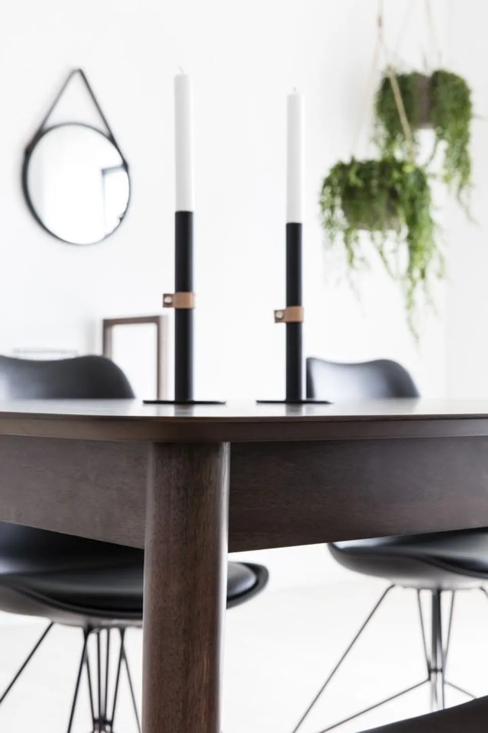 Matbord valnöt förlängningsbart 180 till 220 cm - Montreux + Möbeltassar