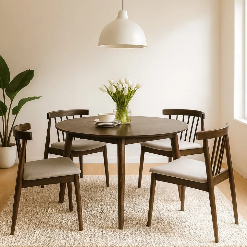 Matgrupp Florence i valnöt; runt matbord med 4 st stolar + 3.00 x Möbeltassar