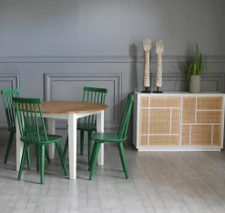 Matgrupp: Runt bord i Ek / Vit med 4 st gröna Pinnstolar + 4.00 x Stolsdyna