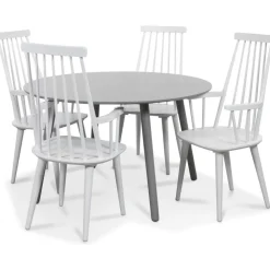 Rosvik matgrupp grått runt bord med 4 st vita Dalsland pinnstolar + 3.00 x Möbeltassar