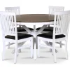Skagen matgrupp; runt matbord Ø120 cm - Vit / brunoljad ek med 4 st Fårö stolar (Ribbor i ryggen) med svart PU-sits + 4.00 x Stolsdyna