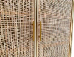 Skåp i trä och natur / rotting - React