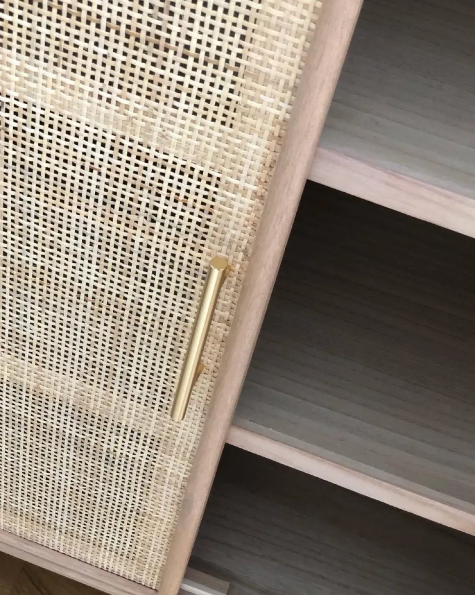 Skåp i trä och natur / rotting - React + Möbeltassar