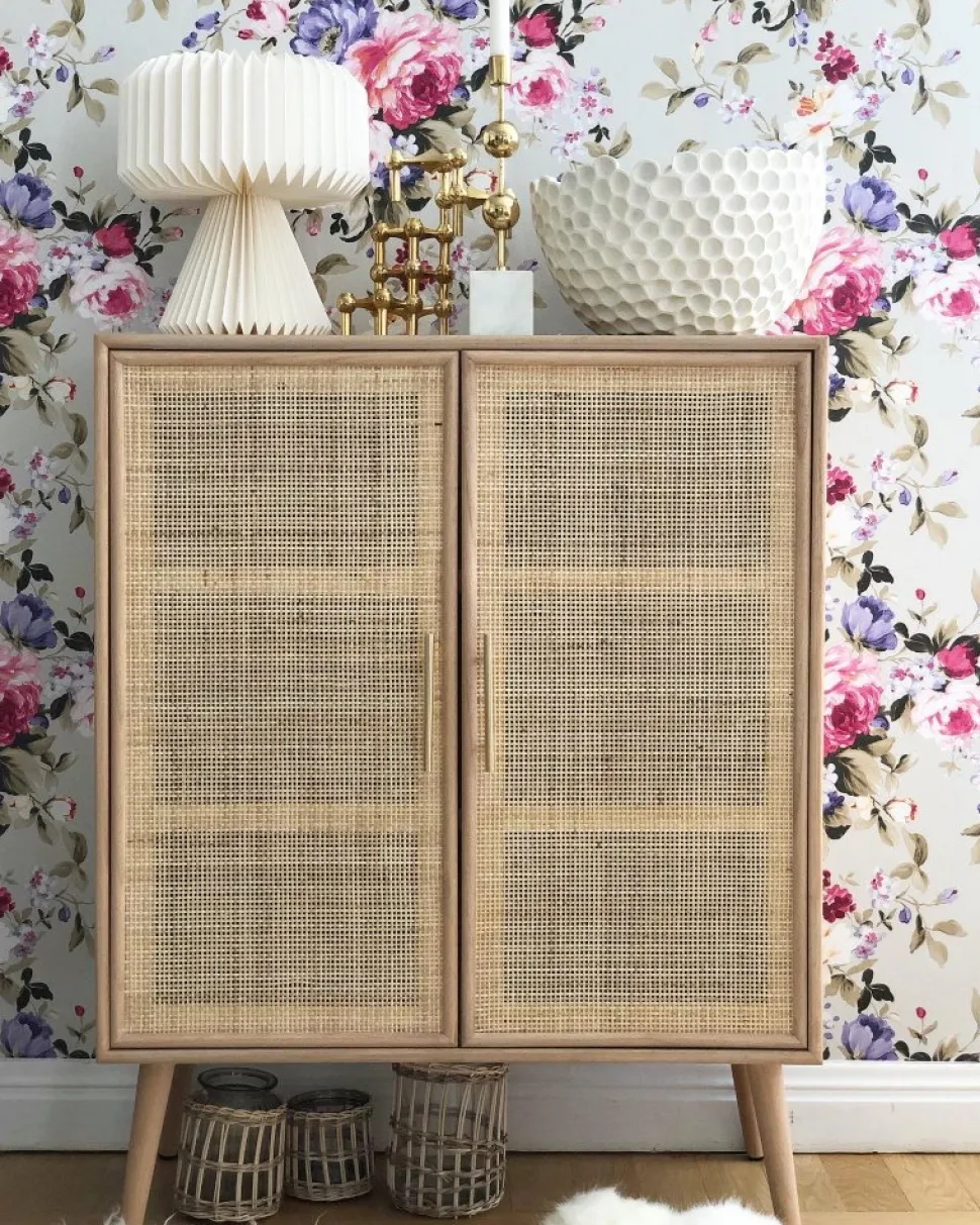 Skåp i trä och natur / rotting - React + Möbeltassar