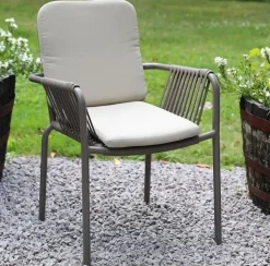 Stapelbar utestol grå med beige dyna + Rengöringsmedel för utemöbler