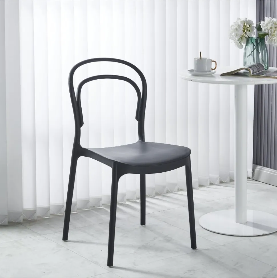 Stol i svart plast stapelbar + Textilskydd för utemöbler