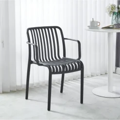 Stol svart plast stapelbar + Rengöringsmedel för utemöbler