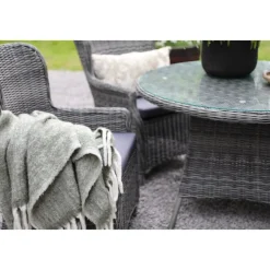 Utegrupp med runt bord och fyra fåtöljer + Textilrengöring för möbler