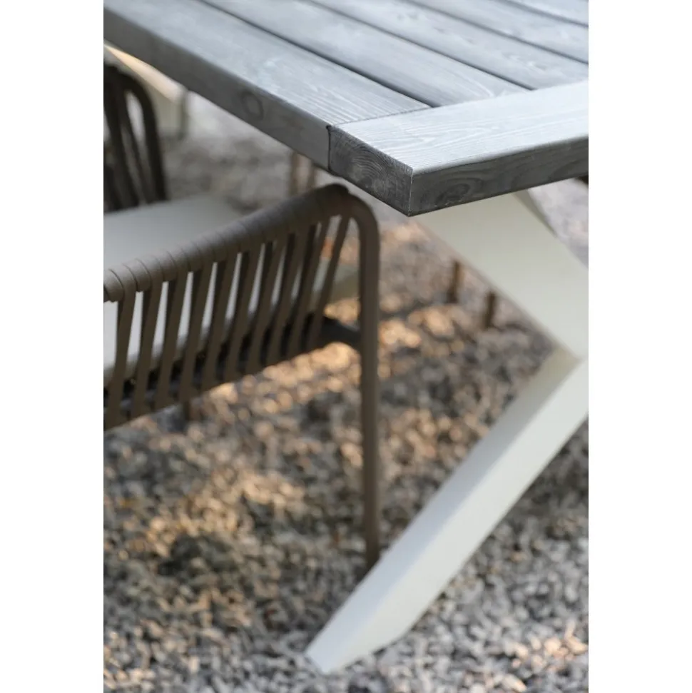 Utematgrupp; Matbord 220 cm med 6 st stapelbara karmstolar