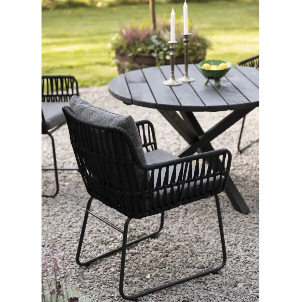 Utestol med rep och grå dynor