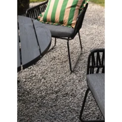 Utestol med rep och grå dynor