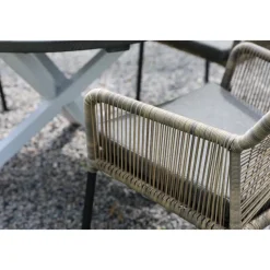 Utestol tvinnad rotting med grå dyna