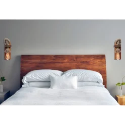 Vägglampa med rep och trä